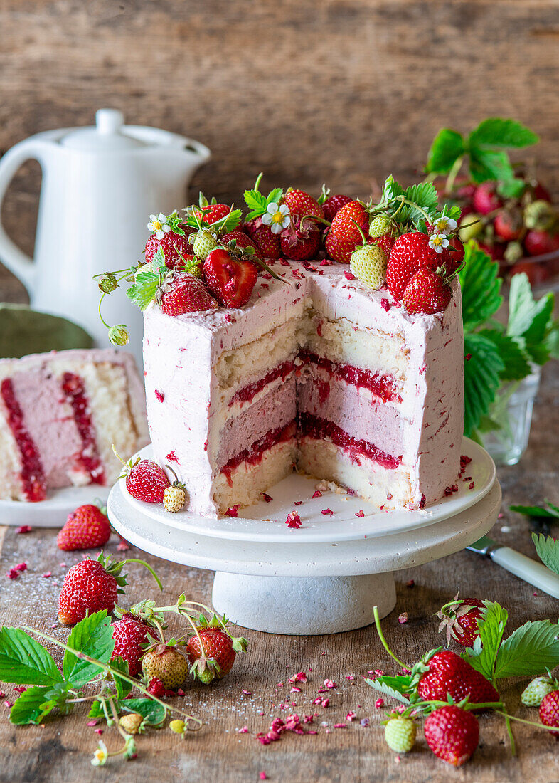 Erdbeer-Buttercreme-Torte mit gebackener Erdbeer-Käsekuchen-Schicht