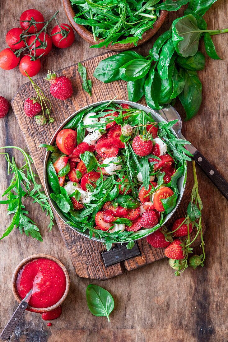 Erdbeer-Tomaten-Mozzarella-Salat mit Erdbeer-Dressing