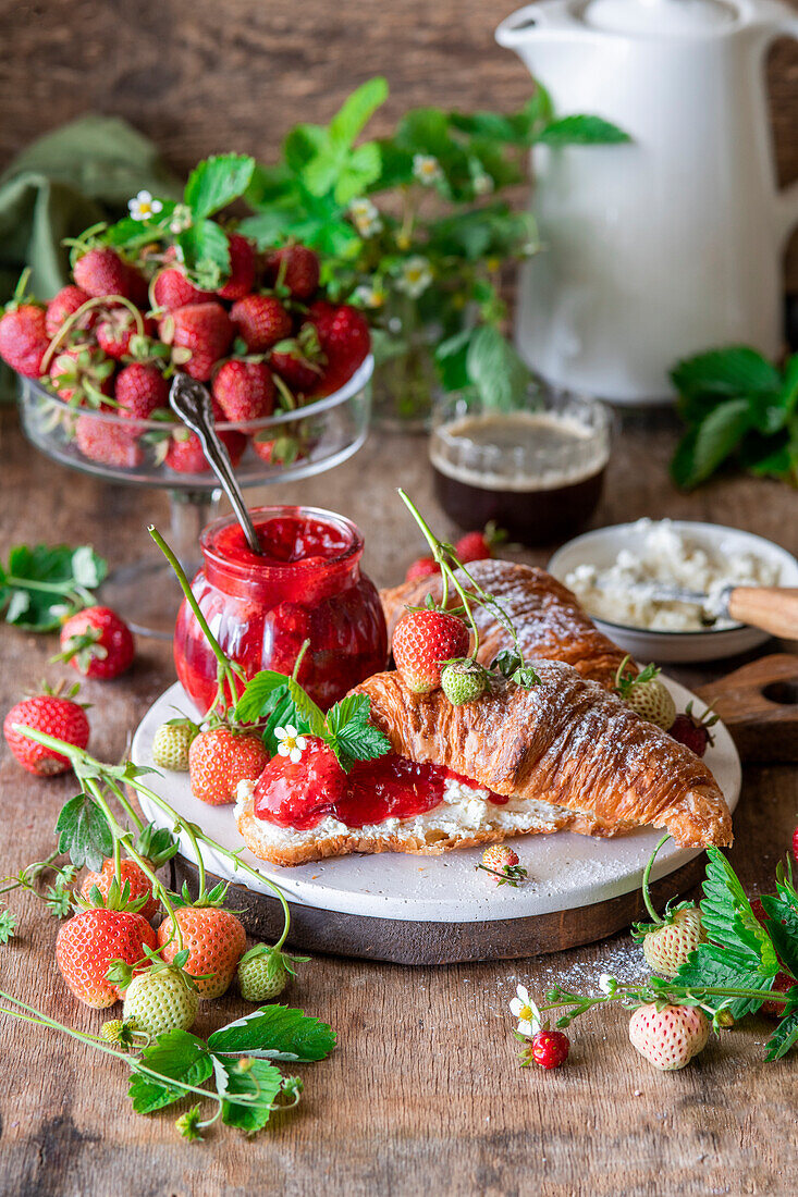 Erdbeermarmelade mit Croissant und Frischkäse
