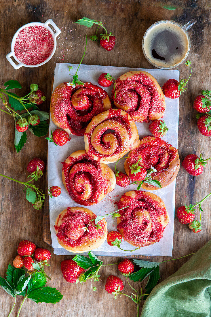 Erdbeer-Hefeschnecken mit gefriergetrocknetem Erdbeeren und Puderzucker