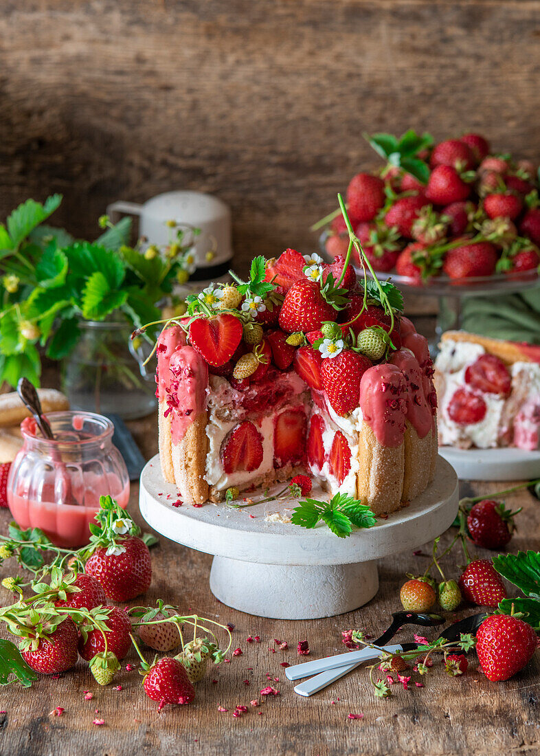 Erdbeer-Tiramisu-Torte mit rosa Schokolade und gefriergetrockneten Erdbeeren