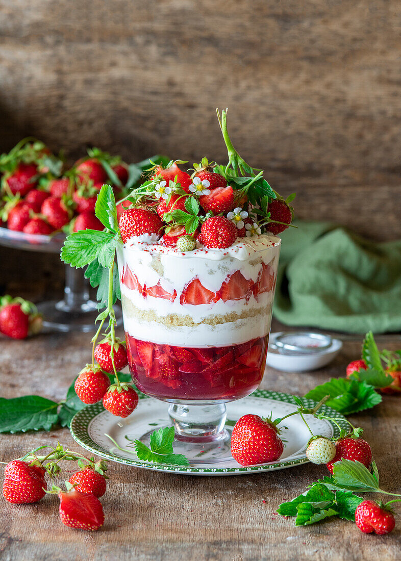 Erdbeer-Trifle mit Erdbeergelee, Vanillebiskuit und Joghurtcreme