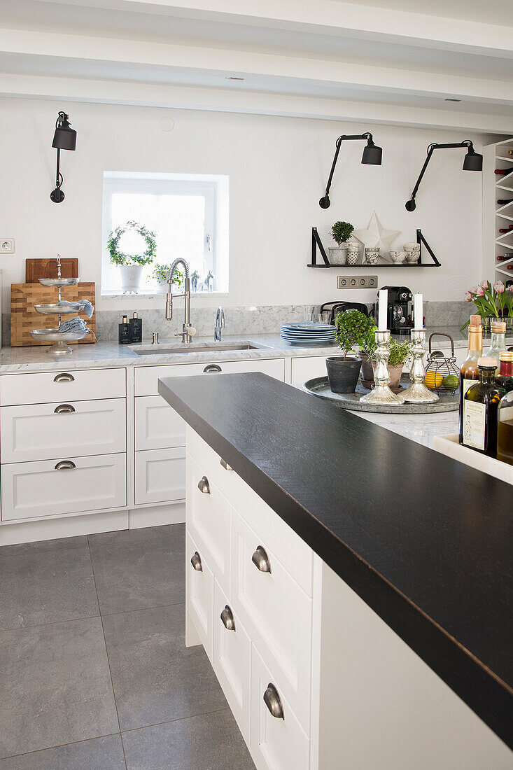 Kitchen island with breakfast bar in a white kitchen