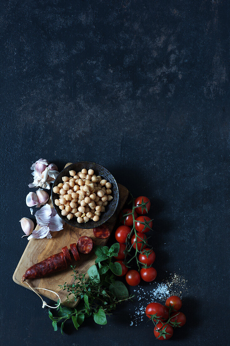 Tomaten, Kichererbsen, Knoblauch, Kräuter, Gewürze und Salsiccia