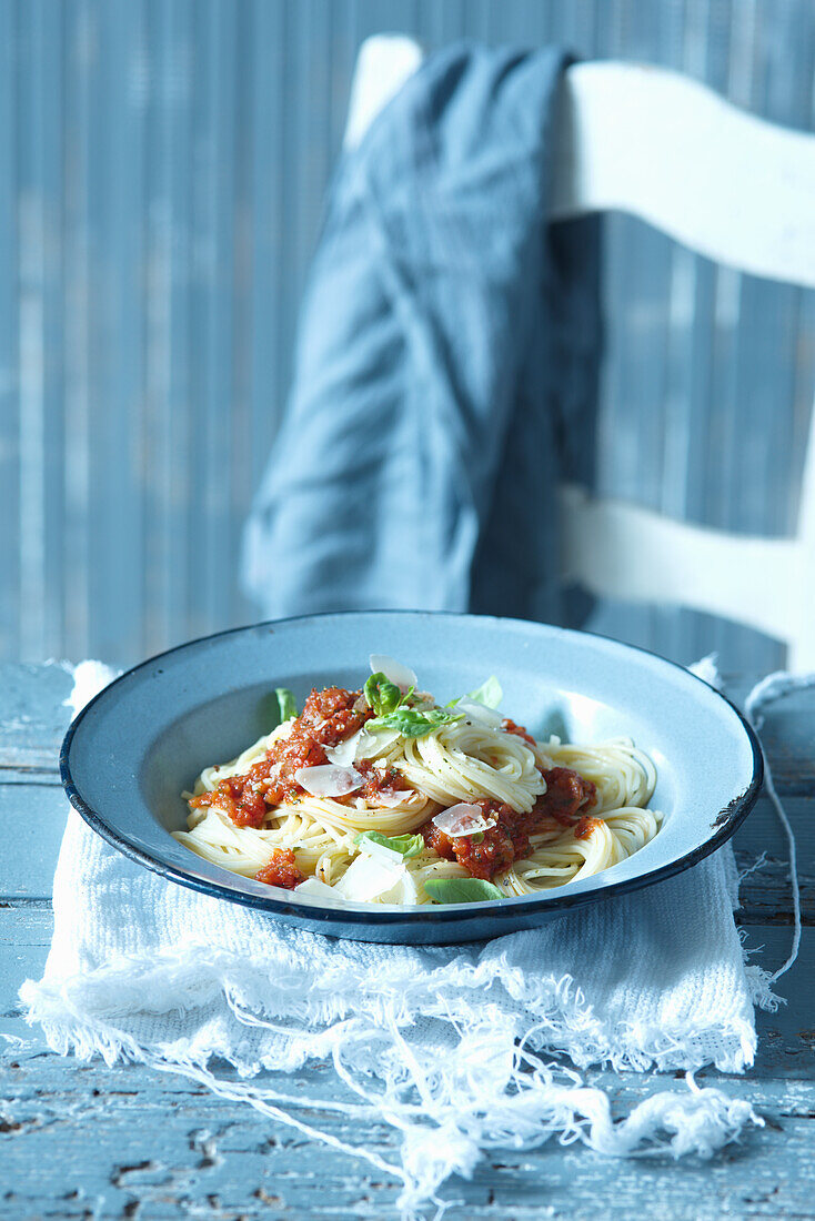 Spagettini mit Tomatensauce und Parmesan