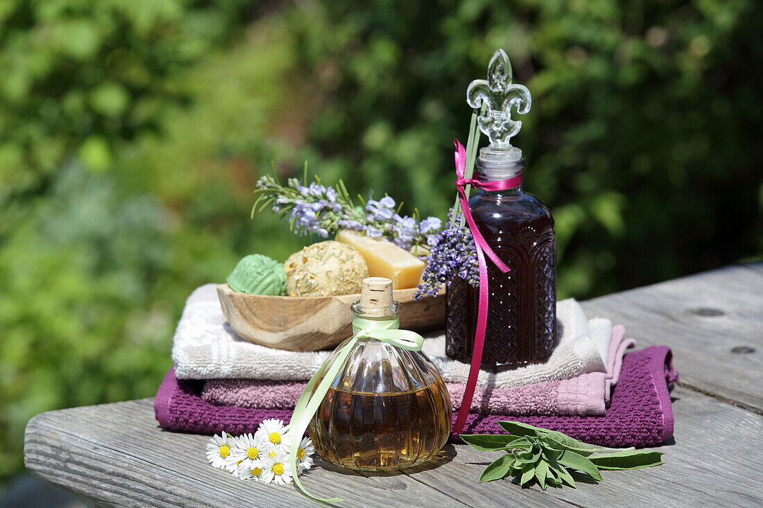 Gänseblümchen-Haartonikum, Lavendel-Haartonikum und Shamposeife mit Kräutern