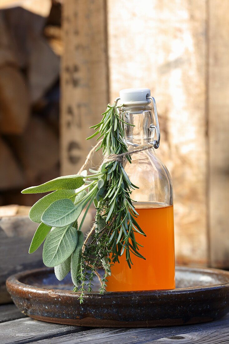 Homemade herbal vinegar rinse for the hair (against dandruff)