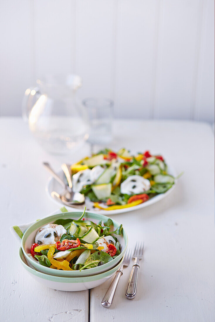 Knackiger Gemüsesalat mit Mozzarella