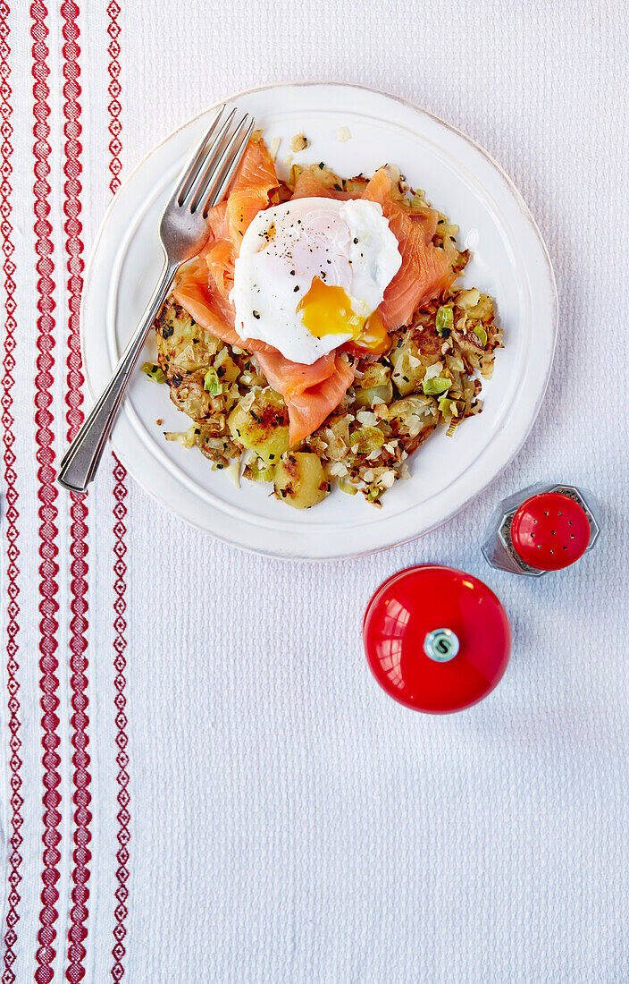 Poached eggs with smoked salmon and bubble and squeak