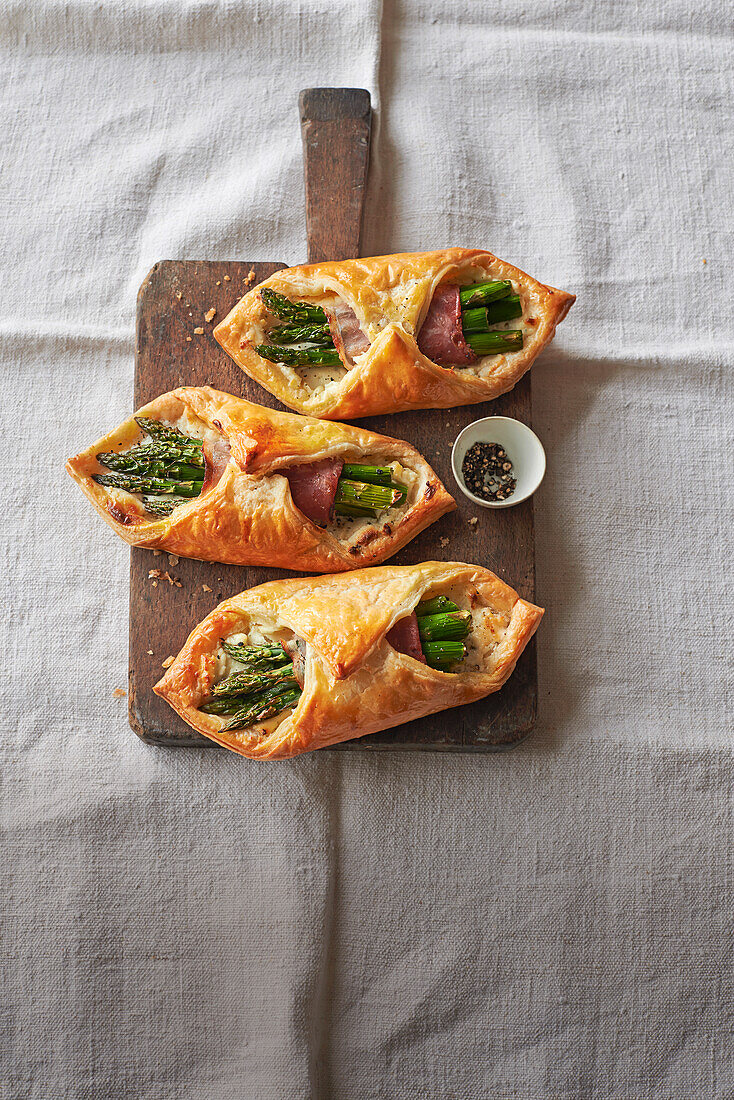 Creamy asparagus puffs