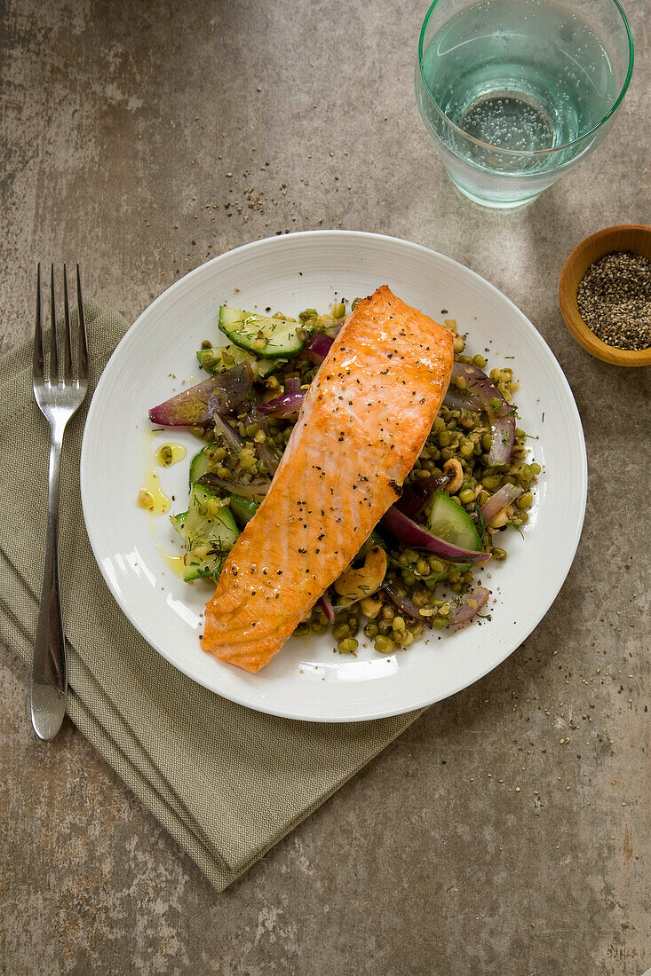 Lachs auf Mungobohnensalat