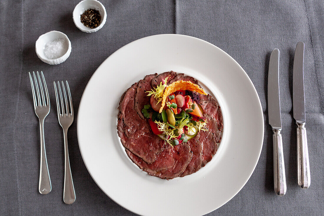 Rindercarpaccio mit gepickeltem Gemüsesalat