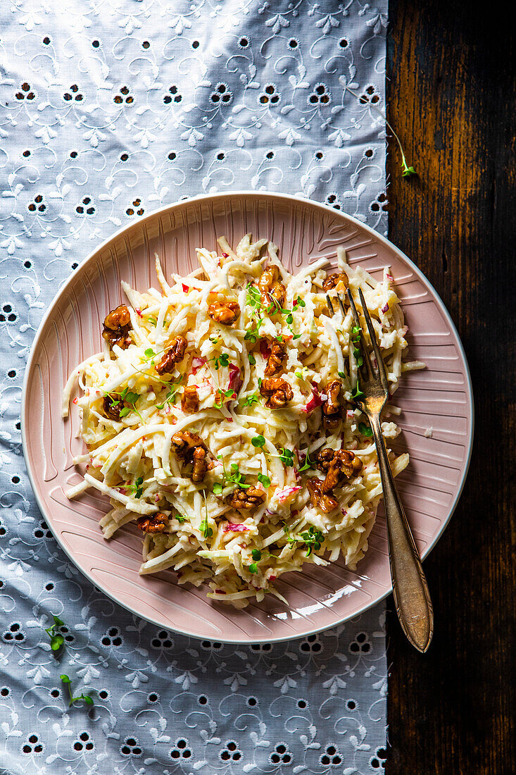 Traditioneller Waldorfsalat mit karamellisierten Walnüssen