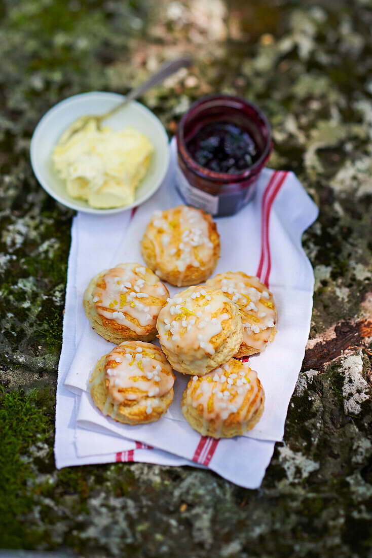 Lemon-Drizzle-Scones mit Clotted Cream und Marmelade