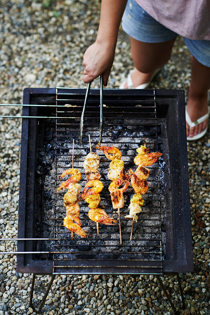 Meeresfrüchtespieße mit Ananas und Kokos auf dem Grill