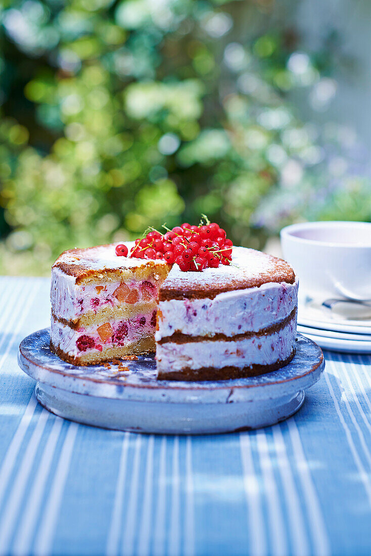 Sommerliche Eistorte mit Pfirsichen und roten Beeren