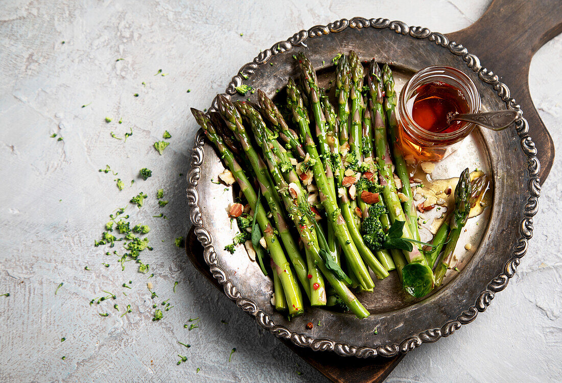 Green asparagus with tomato vinaigrette