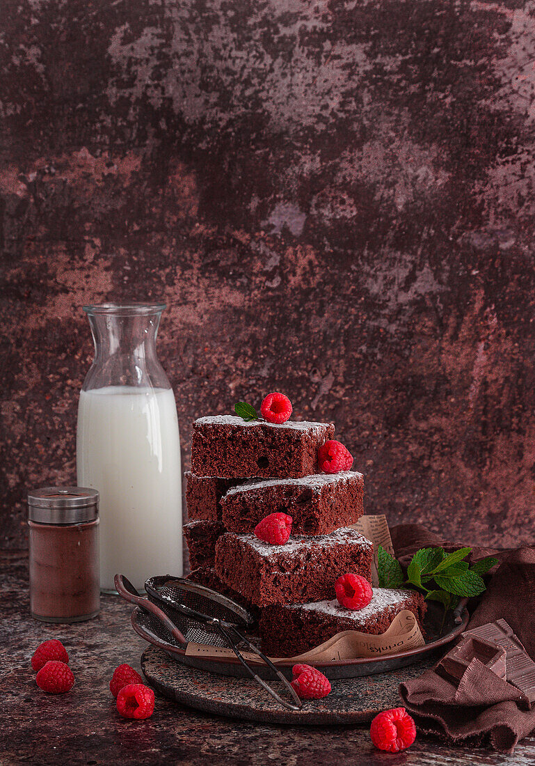 Brownies mit Himbeeren und Puderzucker