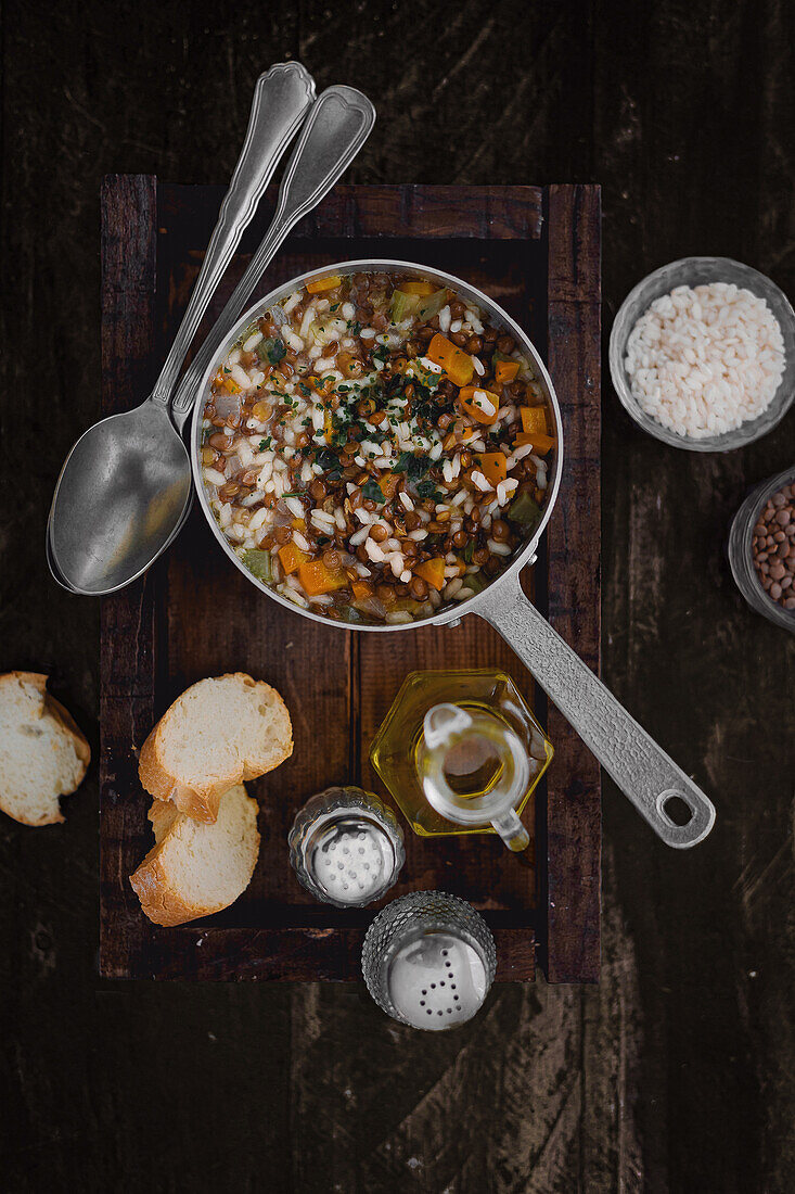 Gemüsesuppe mit Linsen und Reis