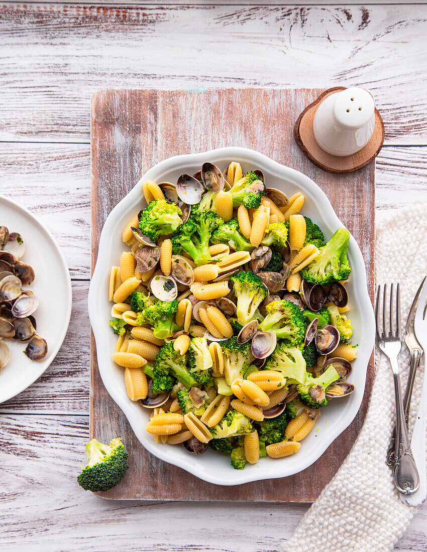 Pasta with clams, anchovies and broccoli