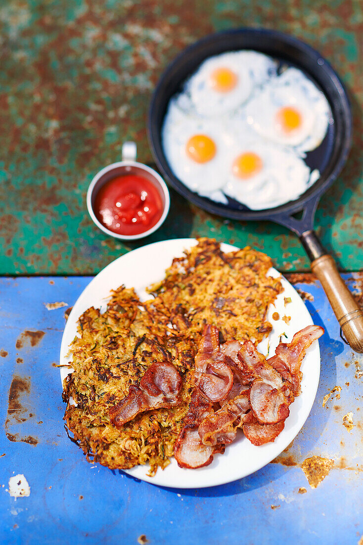 Zucchini-Kartoffel-Rösti mit Speck und Spiegeleier zum Frühstück