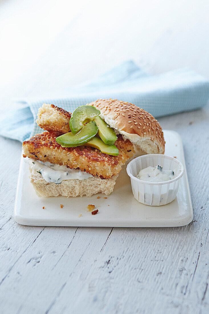 Knuspriger Sesam-Fisch-Burger mit Limetten-Mayonnaise