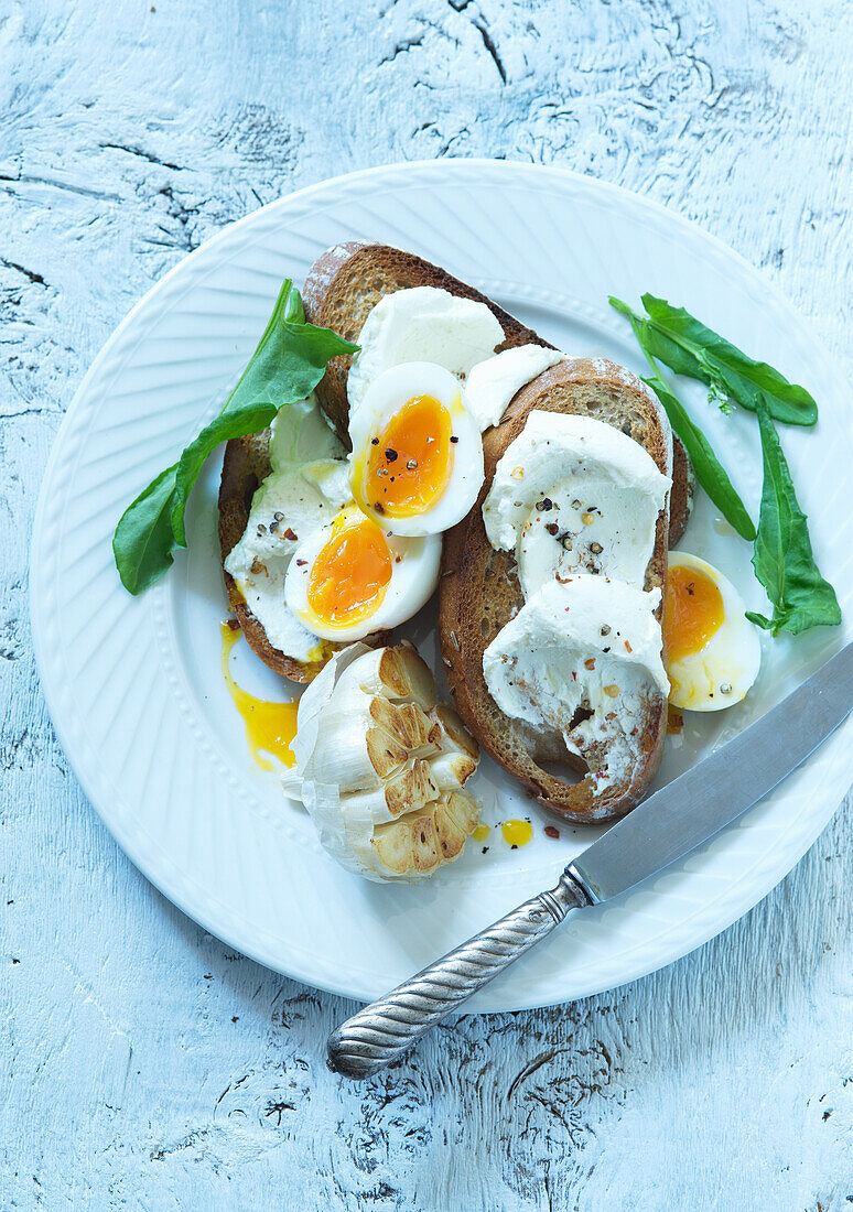 Toast with garlic cream and poached eggs