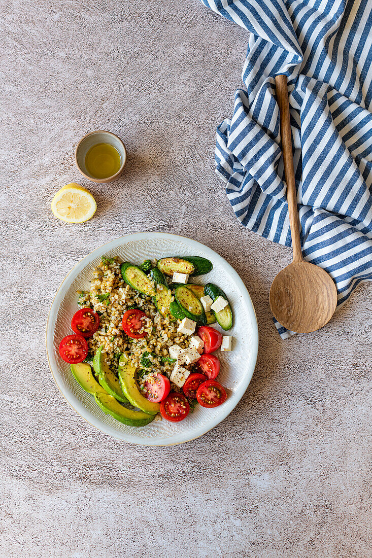 Freekeh-Salat mit Zucchini, Eiern, Avocado und Feta