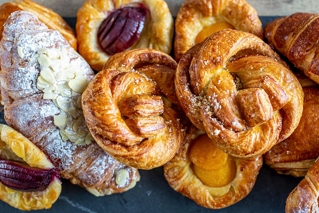 Plunderteiggebäck und Croissants vom Bäcker