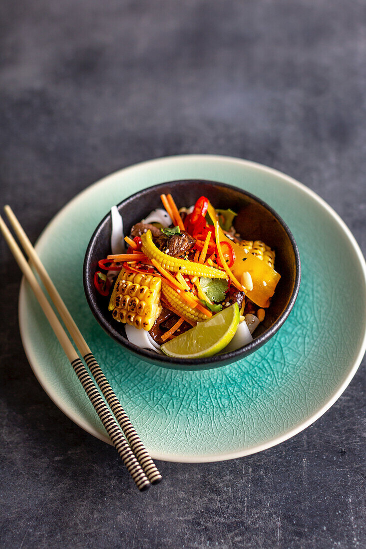 Asiatische Beef Bowl mit Mais, Karotten und Chili
