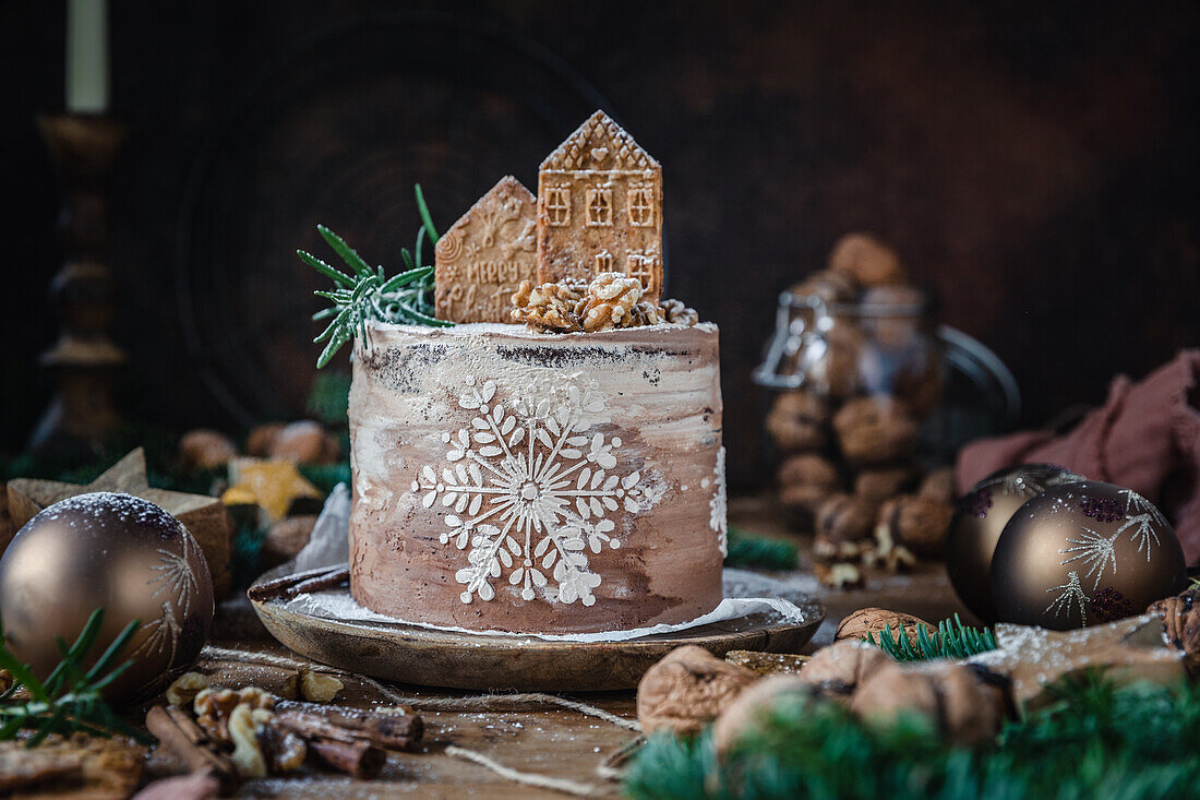 Schoko-Walnuss-Torte mit Rum und Schokoladenpudding, mit Schneeflocke und Spekulatius-Häuschen