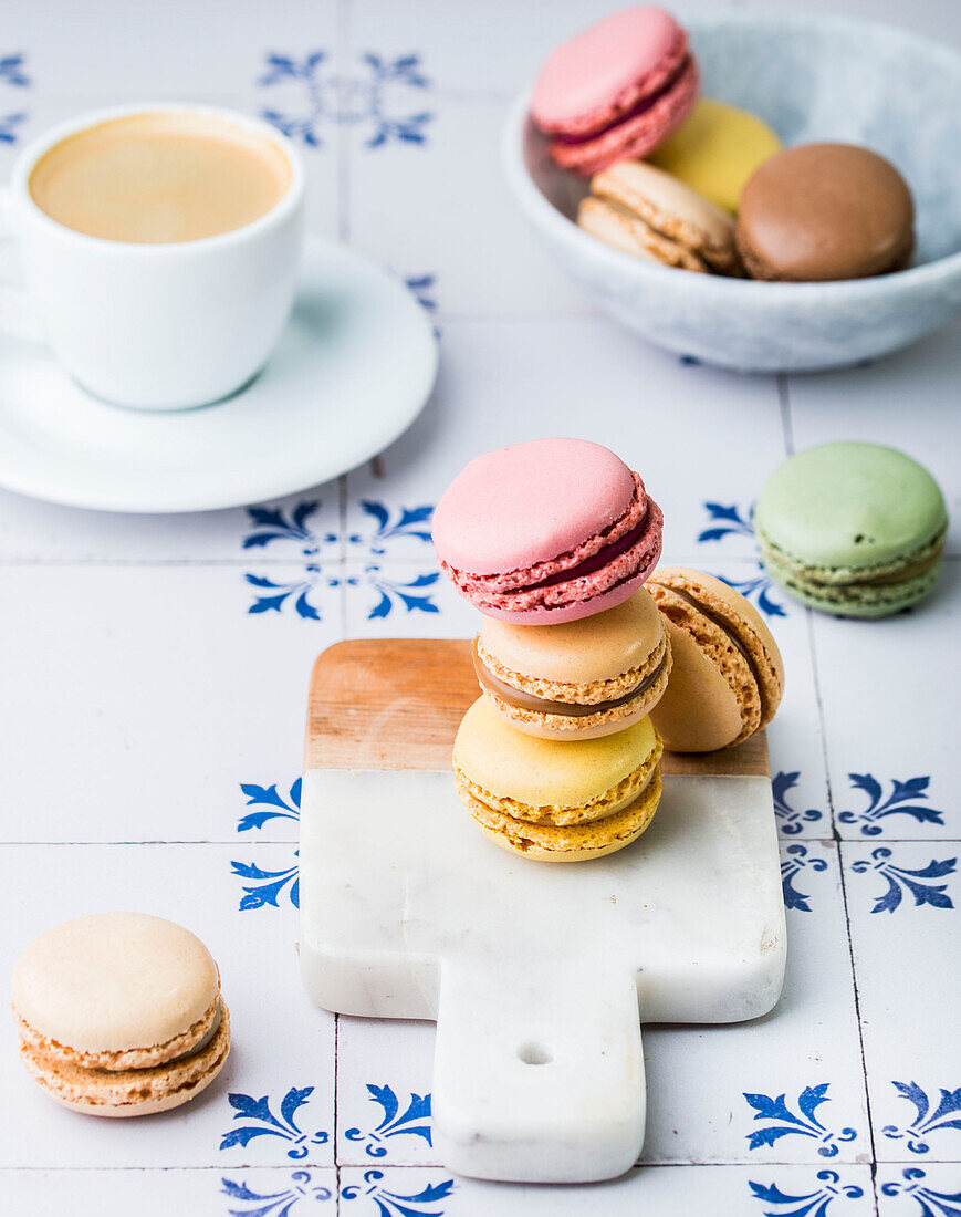 Bunte Macarons und Kaffee