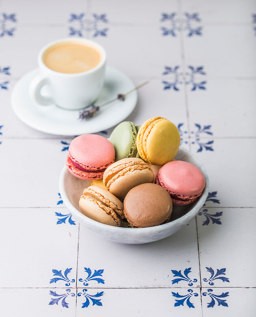 Bunte Macarons und Kaffee