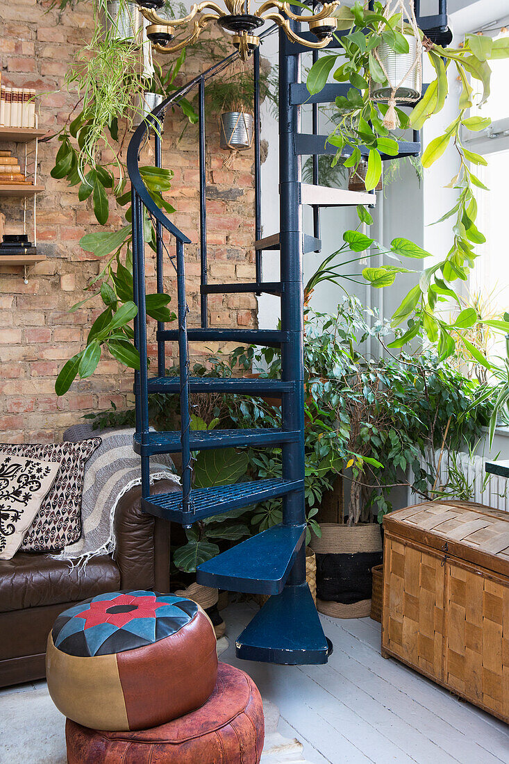 Wendeltreppe mit Hängepflanzen im Wohnzimmer im Retrostil