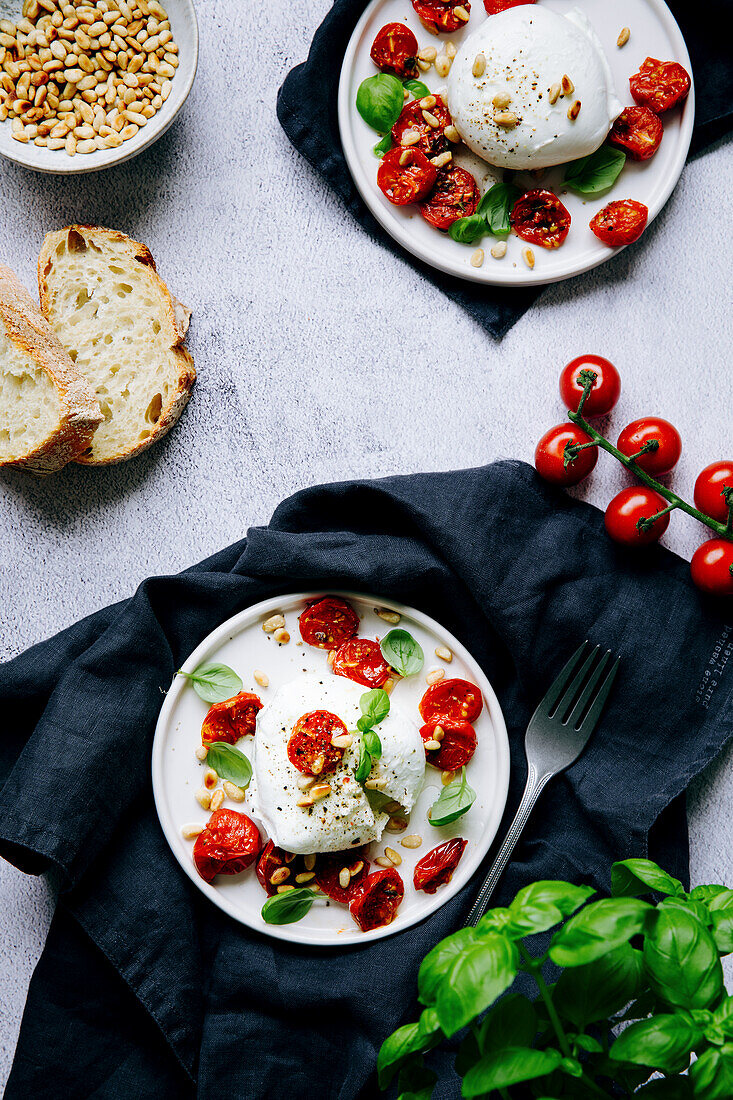 Getrocknete Ofentomaten mit Mozzarella und Basilikum