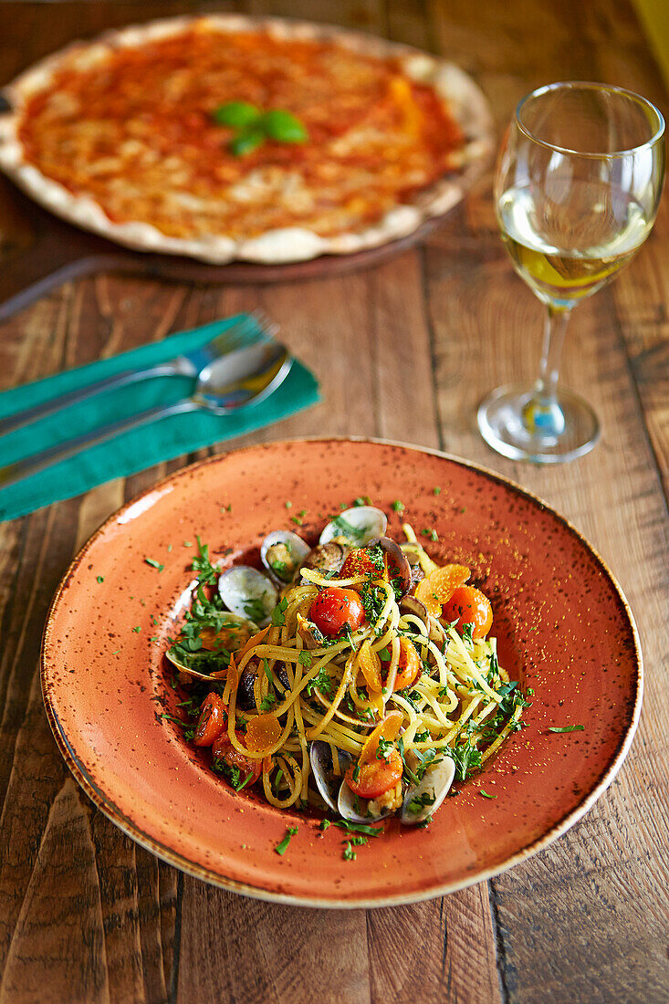 Spaghetti mit Venusmuscheln und Bottarga