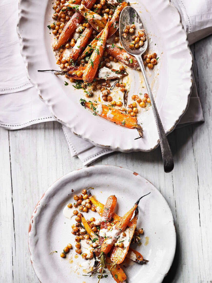 Karotten mit knackigen Kichererbsen und Tahini
