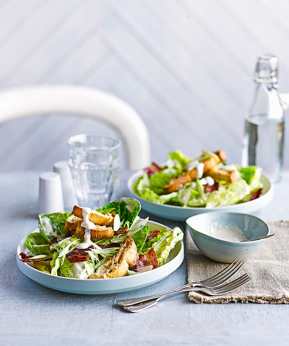 Caesar Salad mit Räucherspeck und Parmesan-Croutons