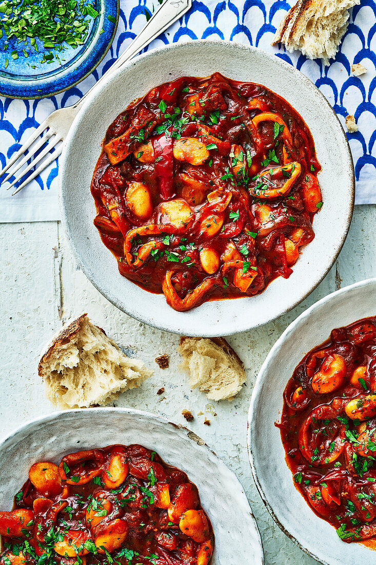 Langsam gegarter Tintenfisch mit Peperonata und Butterbohnen