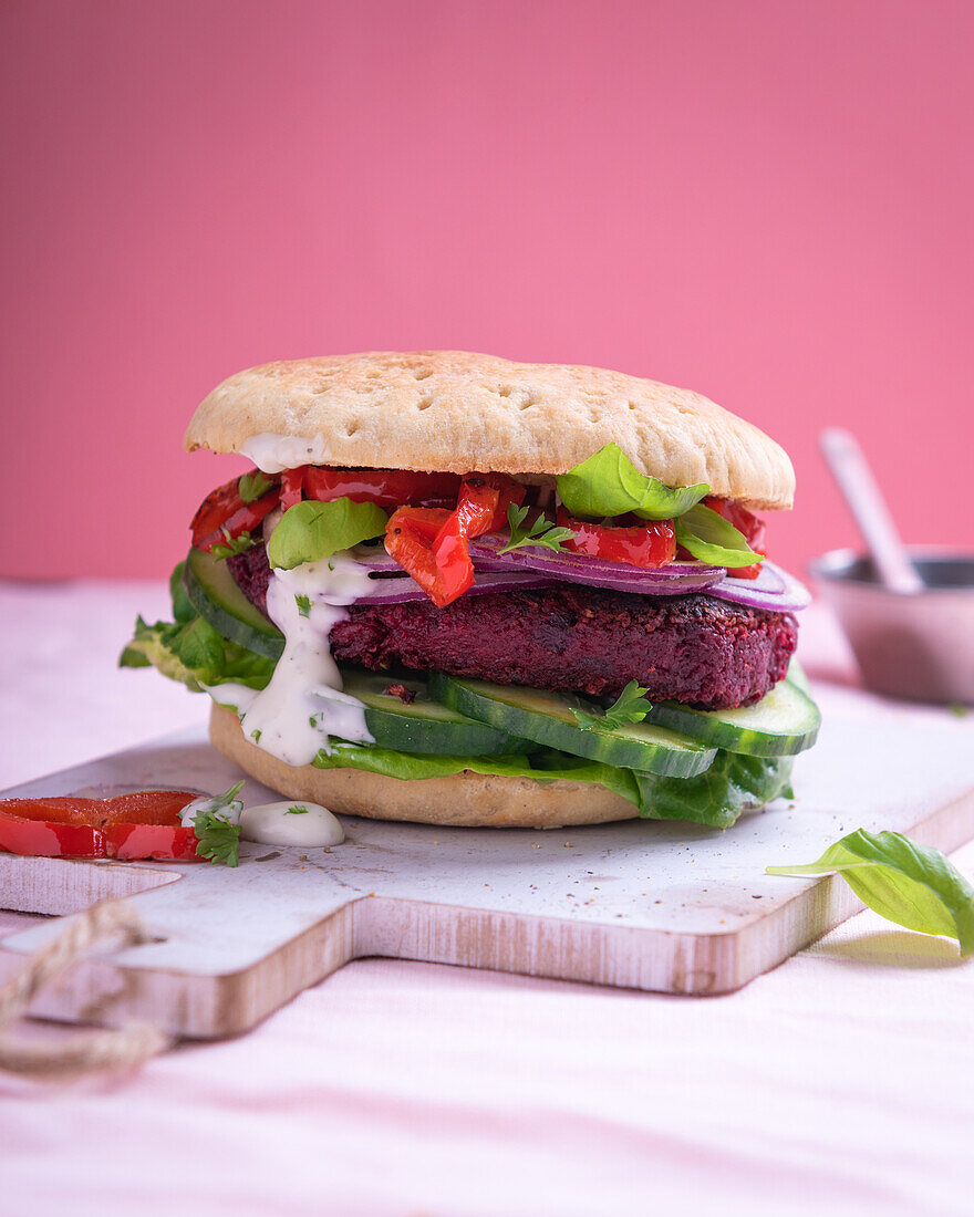 Veganer Burger mit Rote-Bete-Patty und gegrillter Paprika