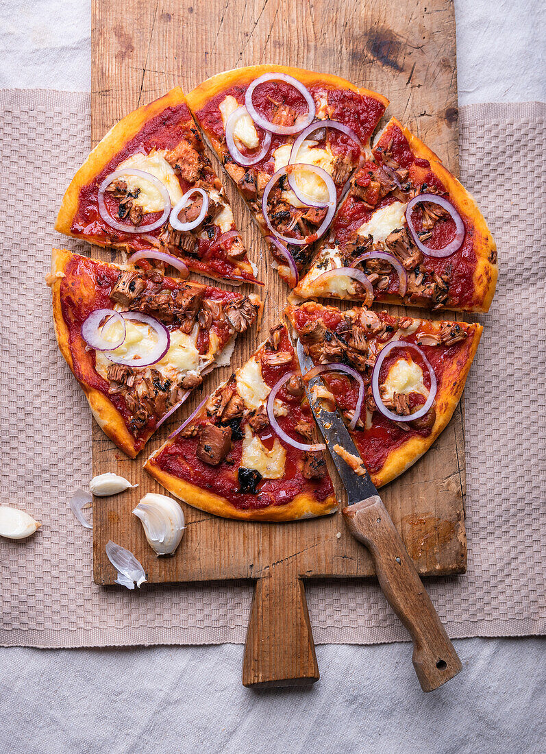 Vegan 'tuna' pizza with jackfruit marinated in seaweed