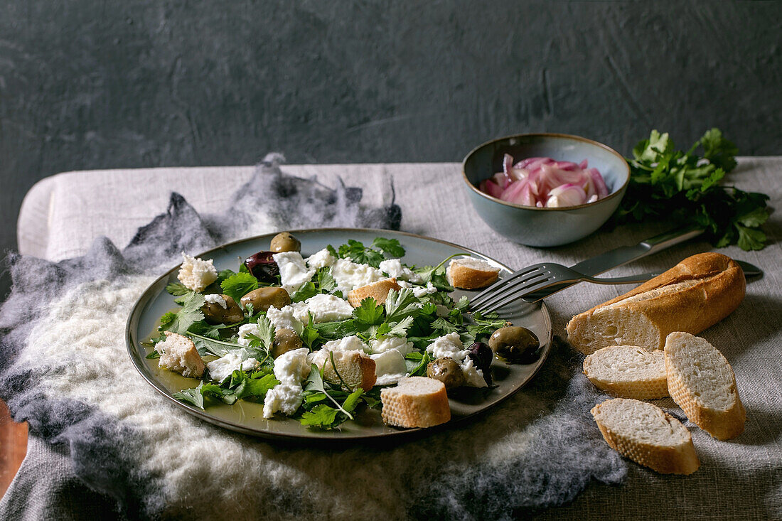 Salat mit Büffelmozzarella, Oliven und Gemüse