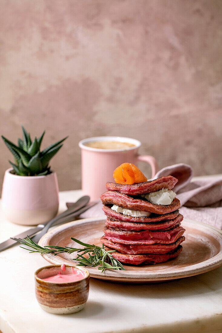 Rote-Bete-Pfannkuchen mit Frischkäse und Räucherlachs