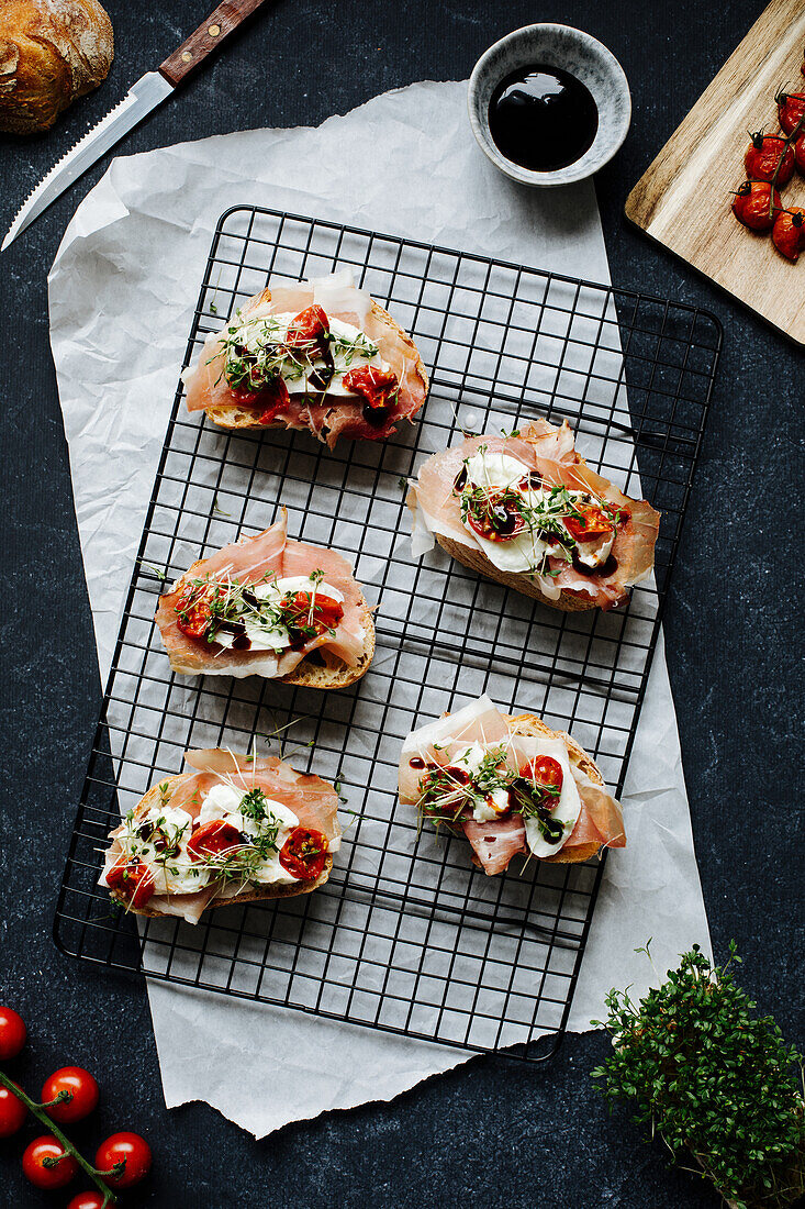 Baguette mit Prosciutto, Mozzarella, Tomaten, Kresse und Balsamico