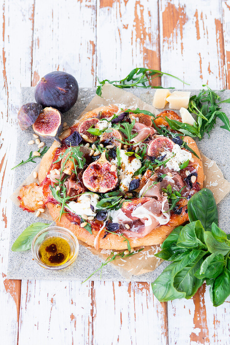 Fig and prosciutto pizza