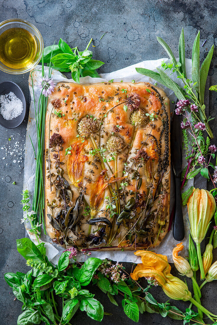 Gartenfocaccia mit Kräutern und Essblüten