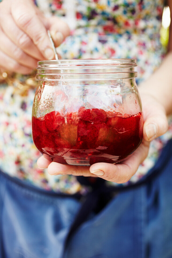 Selbstgemachte Erdbeermarmelade mit Holundersaft