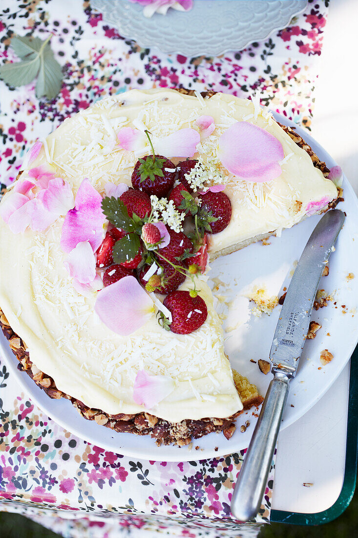 Marzipantorte mit Holunderblütencreme und Erdbeeren