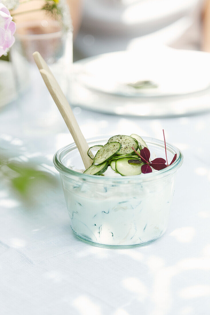 Gurkensalat mit Sauerrahm-Dressing und Dill