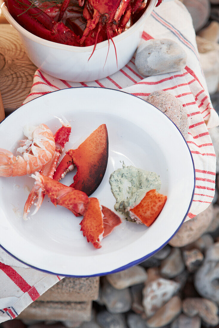 Cooked spicy crab claws with dip